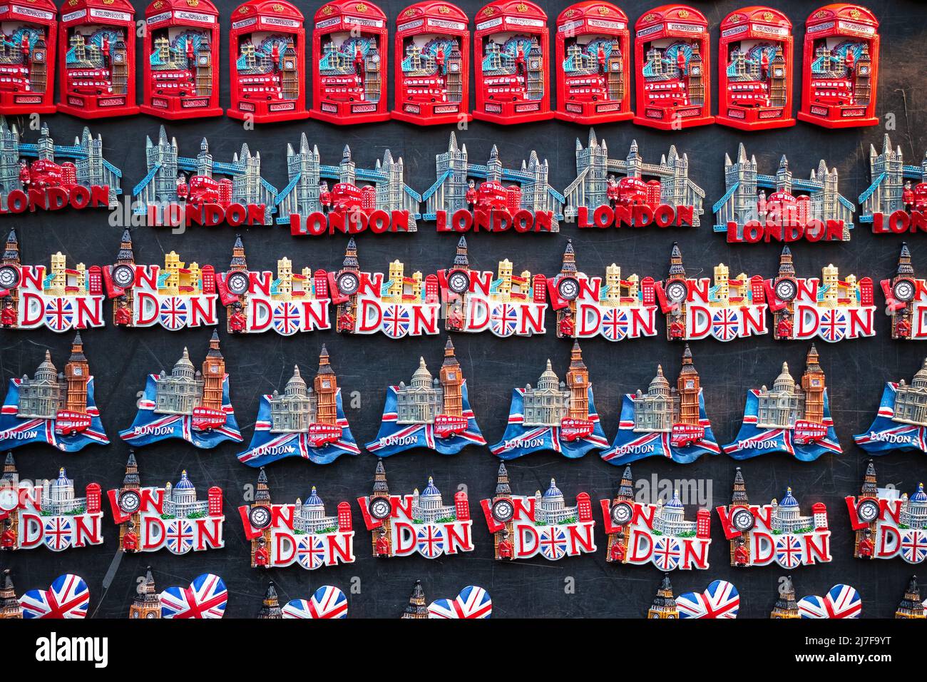 Souvenir London Kühlschrankmagnete auf dem Weihnachtsmarkt im Hyde Park Winter Wonderland in London ausgestellt Stockfoto