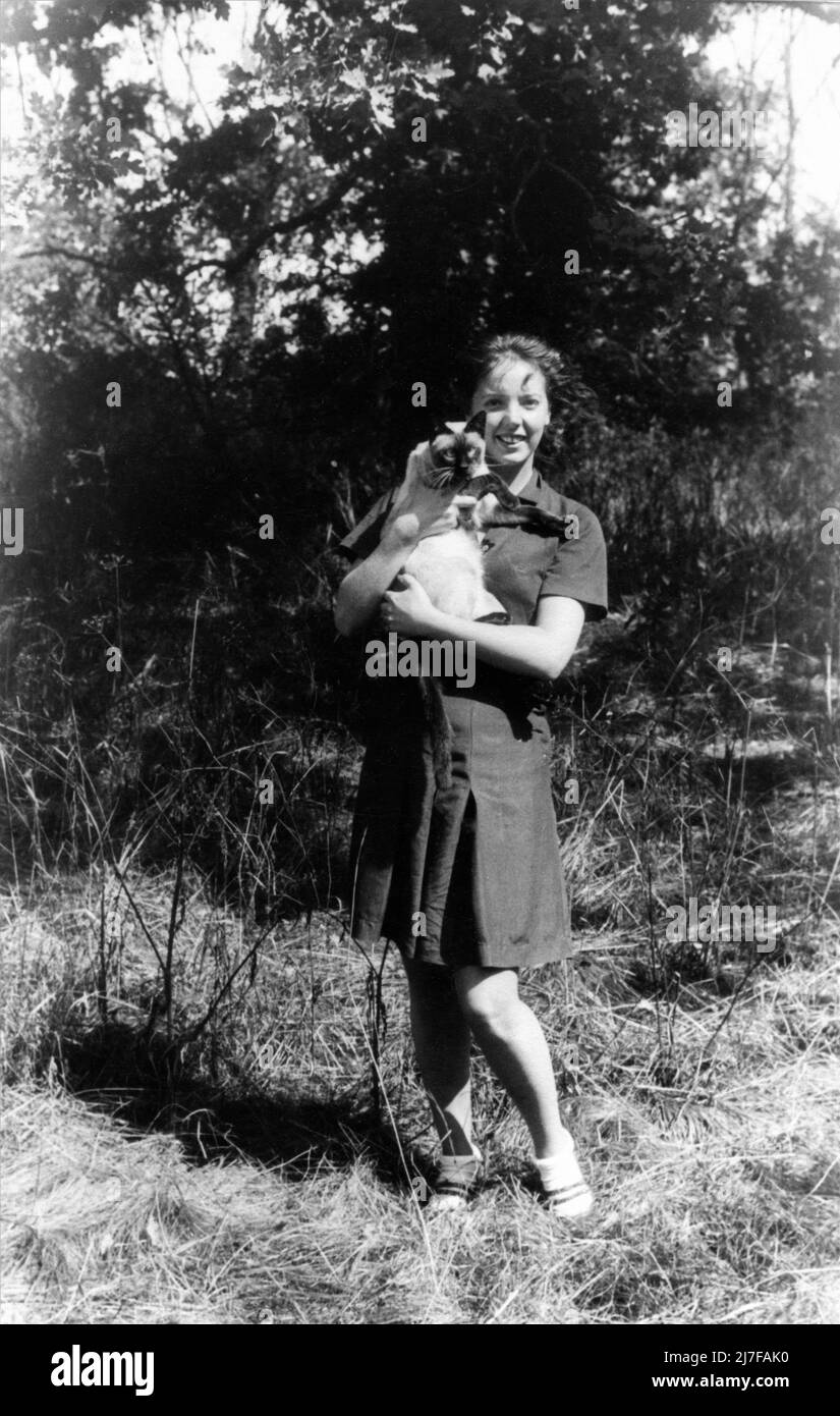 JESSIE MATTHEWS, um 1933, zeigt einen privaten Schnappschuss mit einer siamesischen Katze im Garten ihres Hauses in Hampton, Middlesex Stockfoto