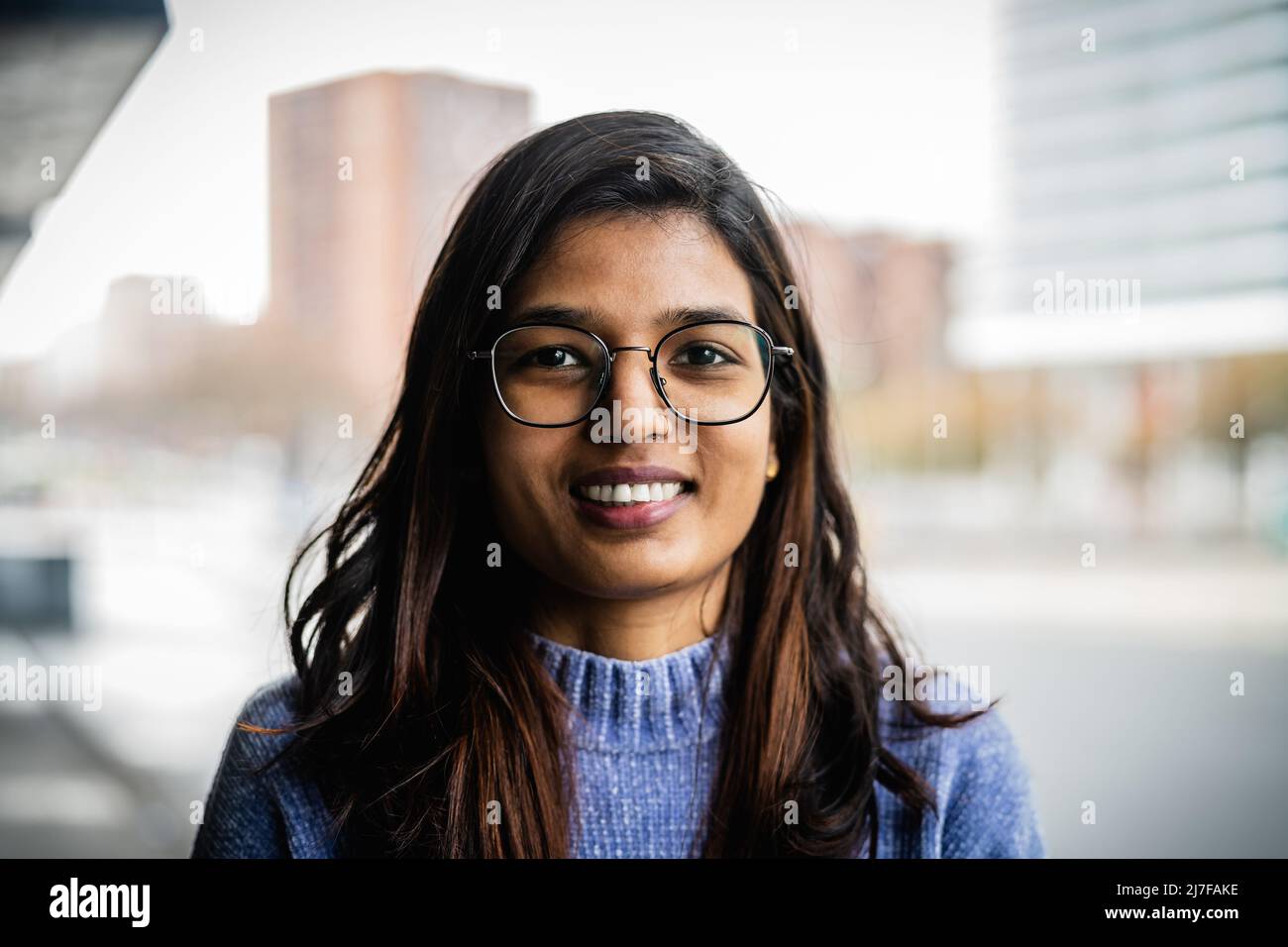 Porträt eines indischen Mädchen lächelt in der Kamera Stockfoto