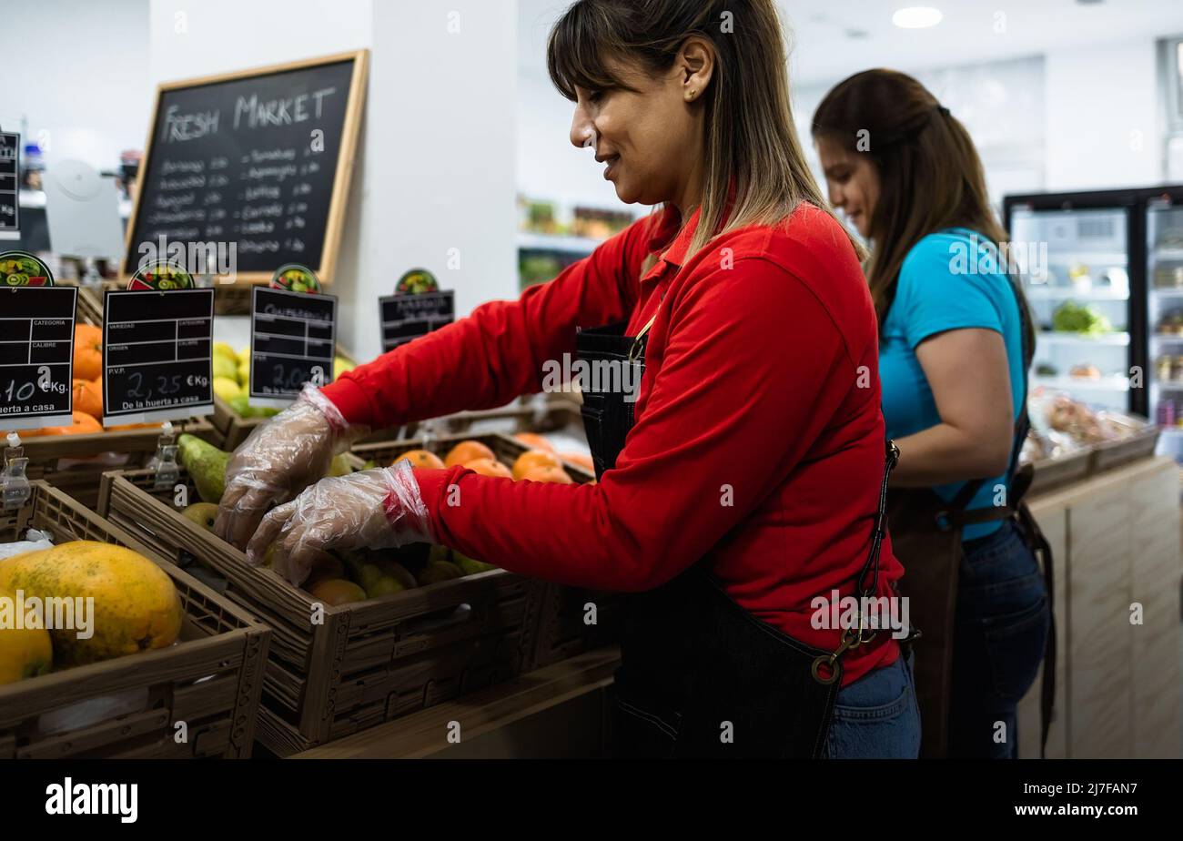Glückliche Frauen, die im Supermarkt arbeiten Stockfoto