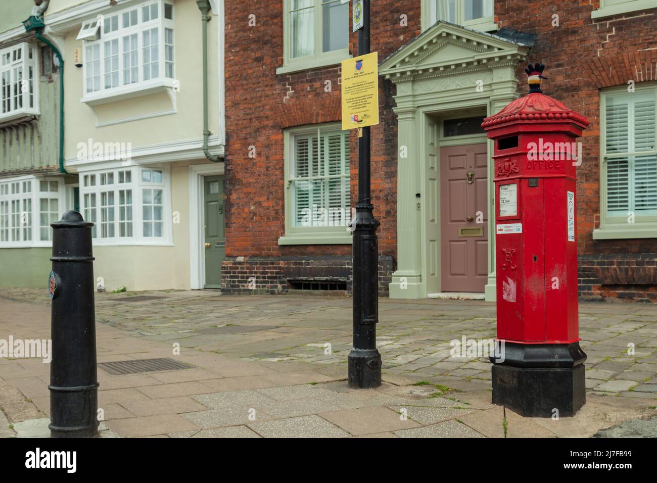Traditionelle rote Briefkasten im Stadtzentrum von Faversham, Kent, England. Stockfoto