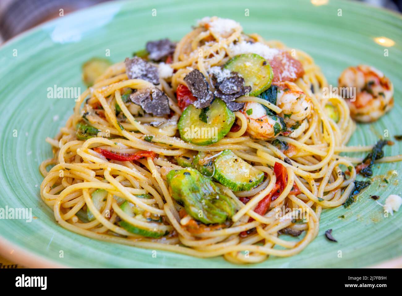 Spaghetti mit Zucchiniblüten, Garnelen und Trüffel, Trattoria Zà Zà, Florenz, Italien Stockfoto