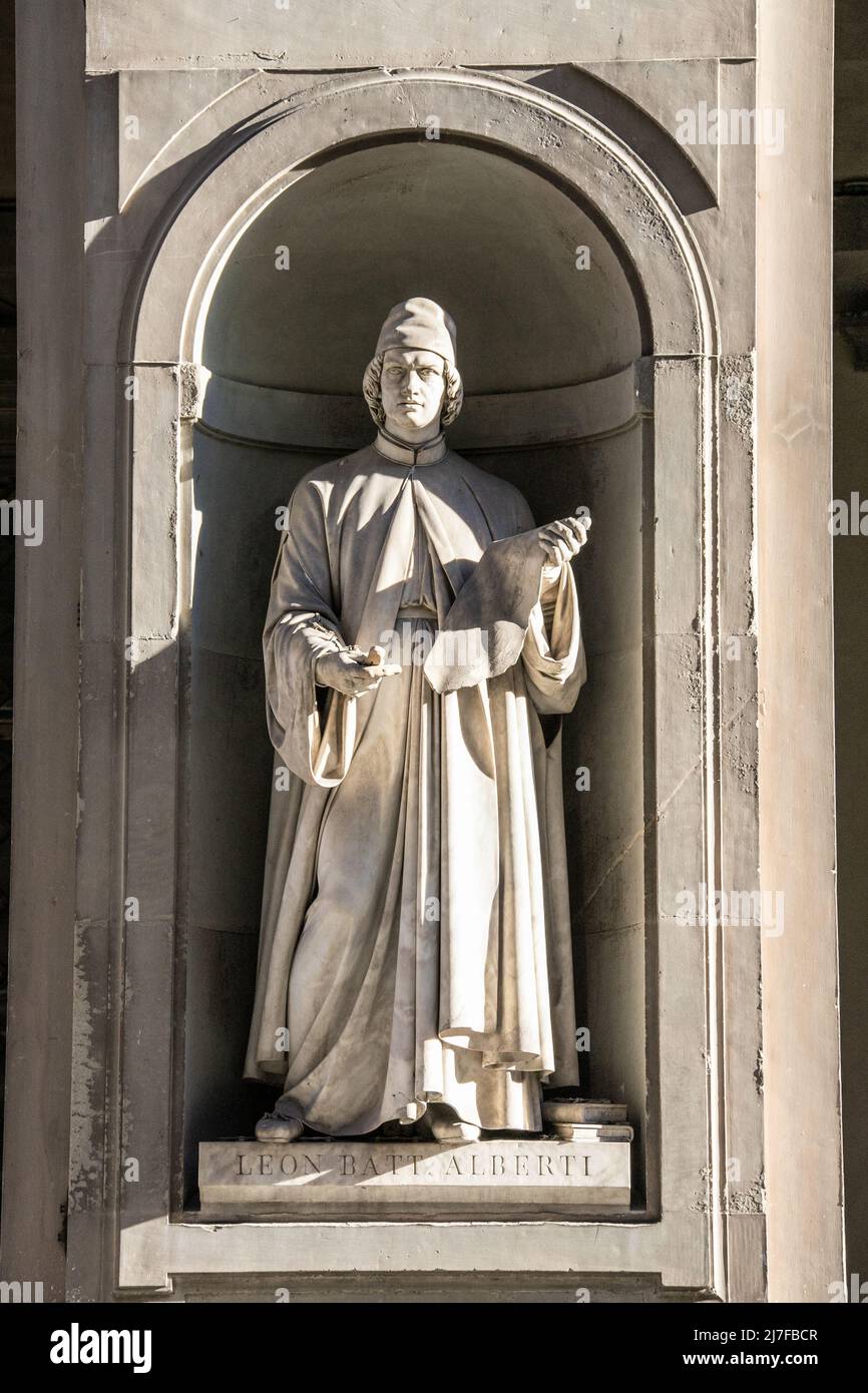 Statue von Leon Battista Alberti, Piazzale degli Uffizi, Florenz, Italien Stockfoto