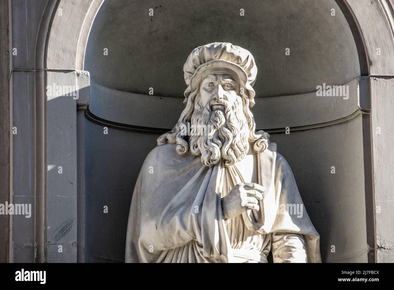 Statue von Leonardo da Vinci, Piazzale degli Uffizi, Florenz, Italien Stockfoto