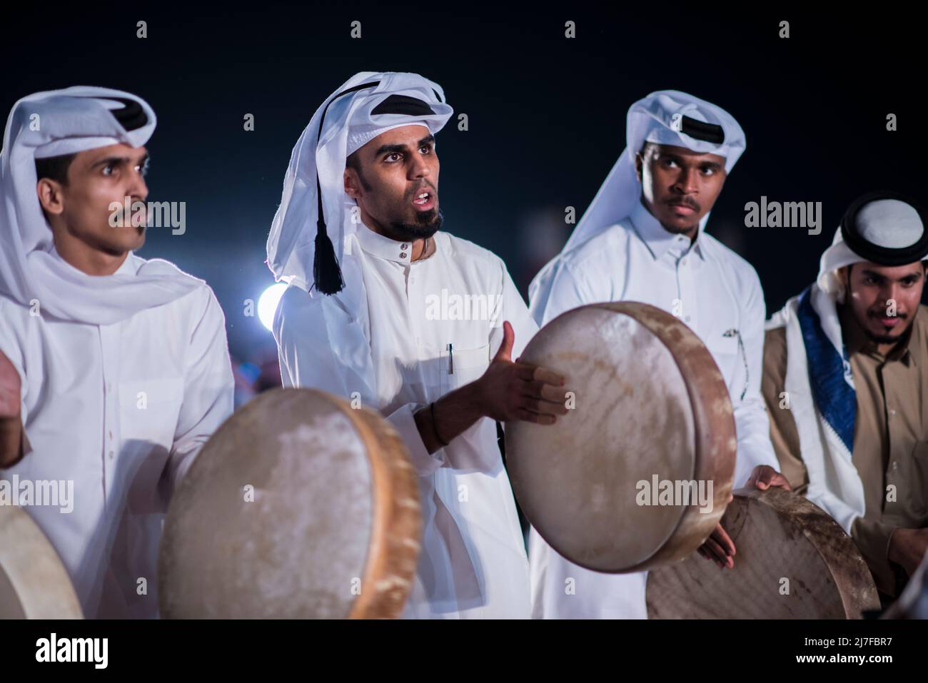 Doha, Katar, 18,2017. Dezember: Die Trommler in traditioneller Kleidung im Rahmen einer Performance namens „ardha“-Schwerttanz im Darb Al Saai Stockfoto