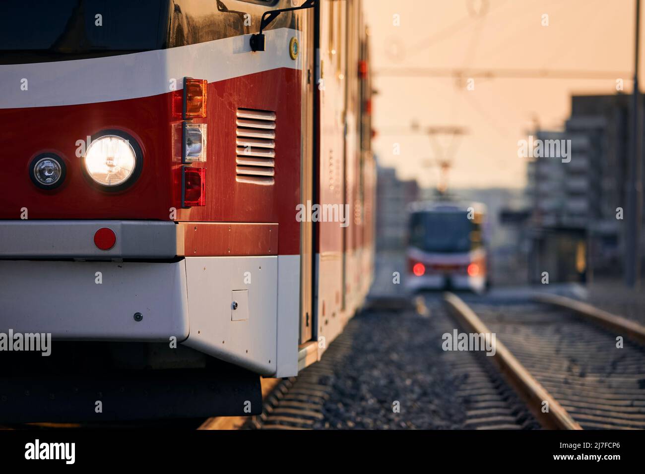 Nahaufnahme der Straßenbahn der öffentlichen Verkehrsmittel gegen die Stadt bei Sonnenaufgang. Prag, Tschechische Republik Stockfoto