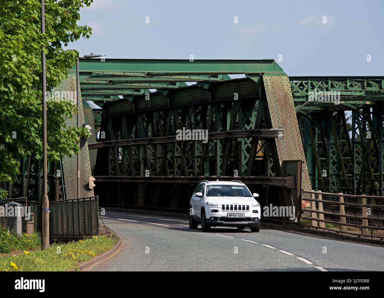 Jeep Cherokee Auto auf der Keadby Bridge, die den Fluss Trent in der Nähe von Althorpe, North Lincolnshire, England überspannt Stockfoto