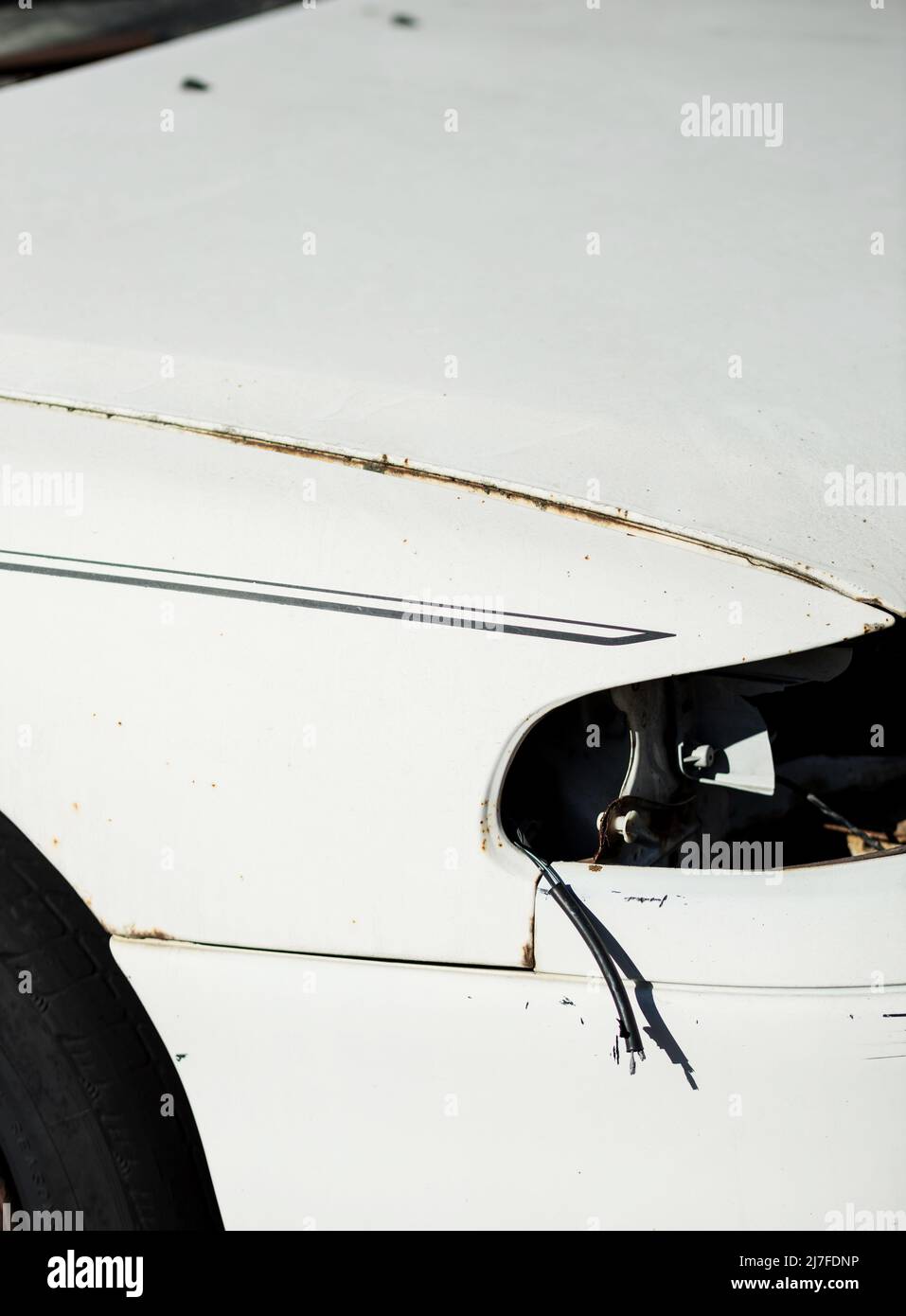 Beschädigtes rostiges Auto auf der Straße. Verformte Haube. Ohne Scheinwerfer Stockfoto