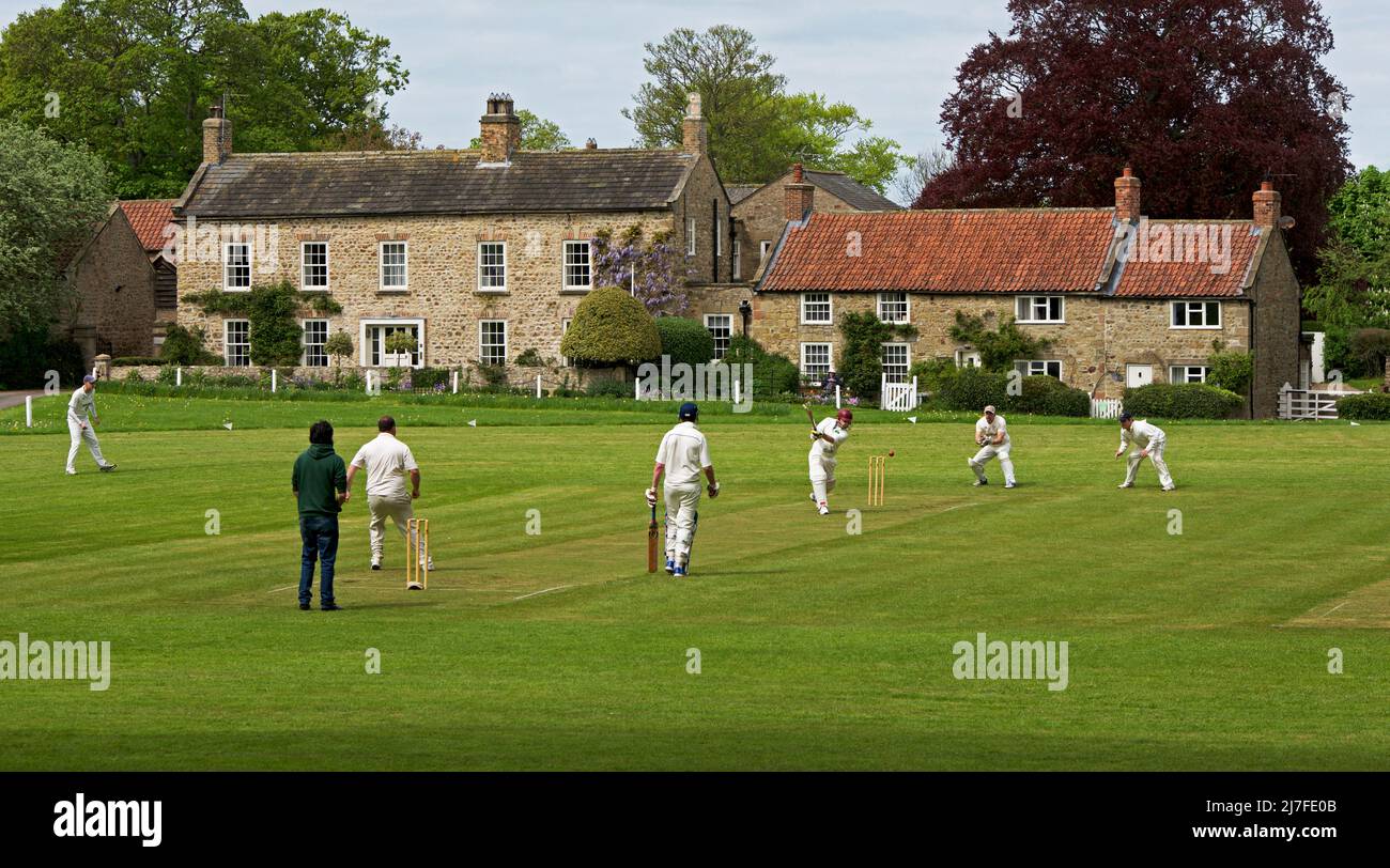 Cricket-Spiel in Arbeit in dem Dorf Crakehall, North Yorkshire, England Großbritannien Stockfoto