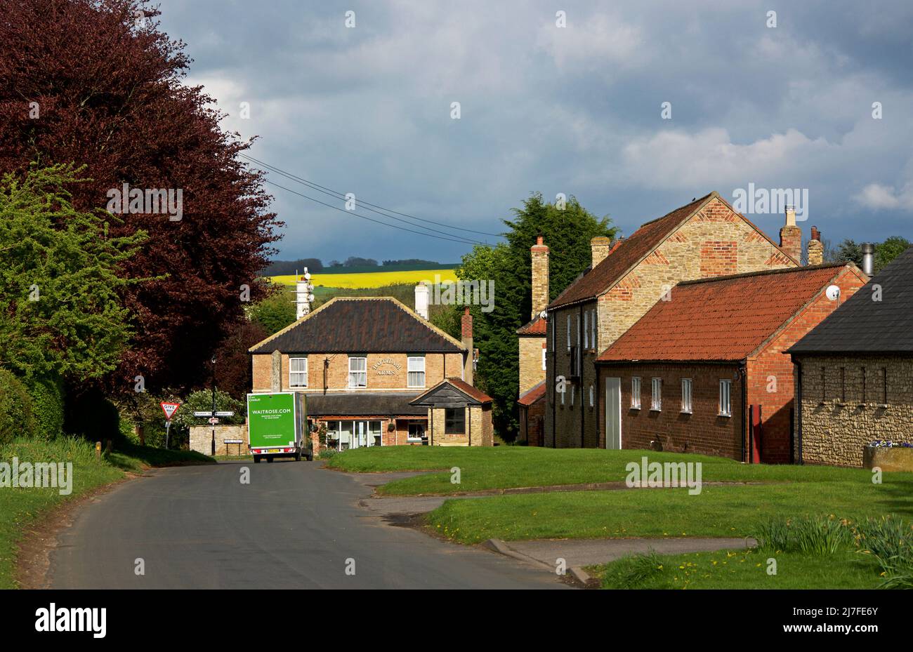 Waitrose Lieferwagen im Dorf Hotham - und lokalen Pub, die Hotham Arms - East Yorkshire, England Großbritannien Stockfoto