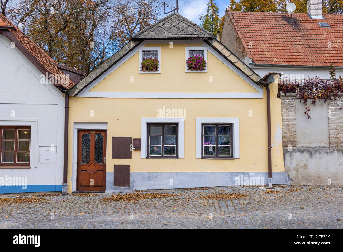 Typische Reihe von alten Häusern im südböhmischen Stil in der tschechischen republik Stockfoto