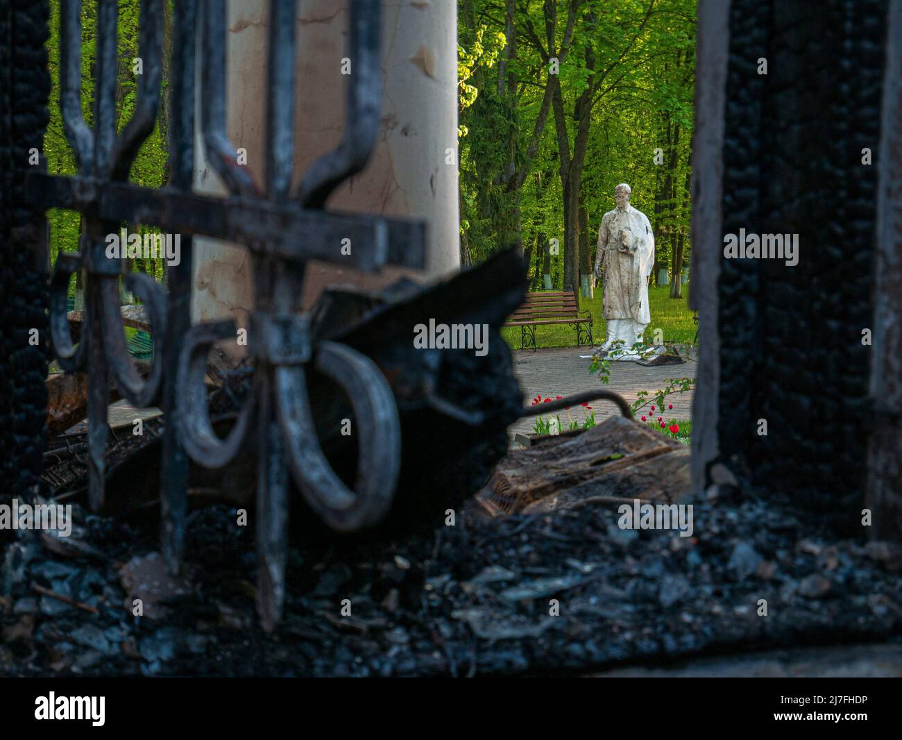 Charkiw Region, Skovorodinovka, Skovorodinivka, Ukraine - 05.07.2022: Verbranntes Gebäude des Skovoroda Museums Denkmal Feuer Ergebnis Raketenangriff Stockfoto