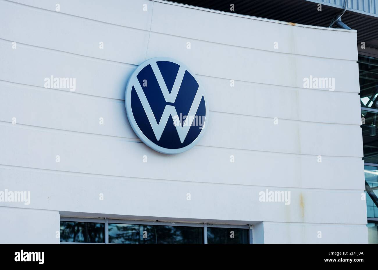 Minsk, Weißrussland, Mai 2022 - Volkswagen-Automobilhersteller-Logo auf einem Gebäude des Autohauses Stockfoto