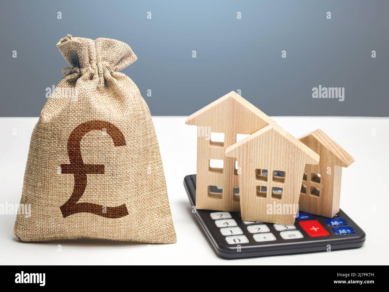 Häuser auf einem Rechner und britische Pfund Sterling Geldbeutel. Kaufen und Verkaufen. Immobilienbewertung. Gebäudewartung. Hypothekendarlehen. Dienstprogramme Stockfoto