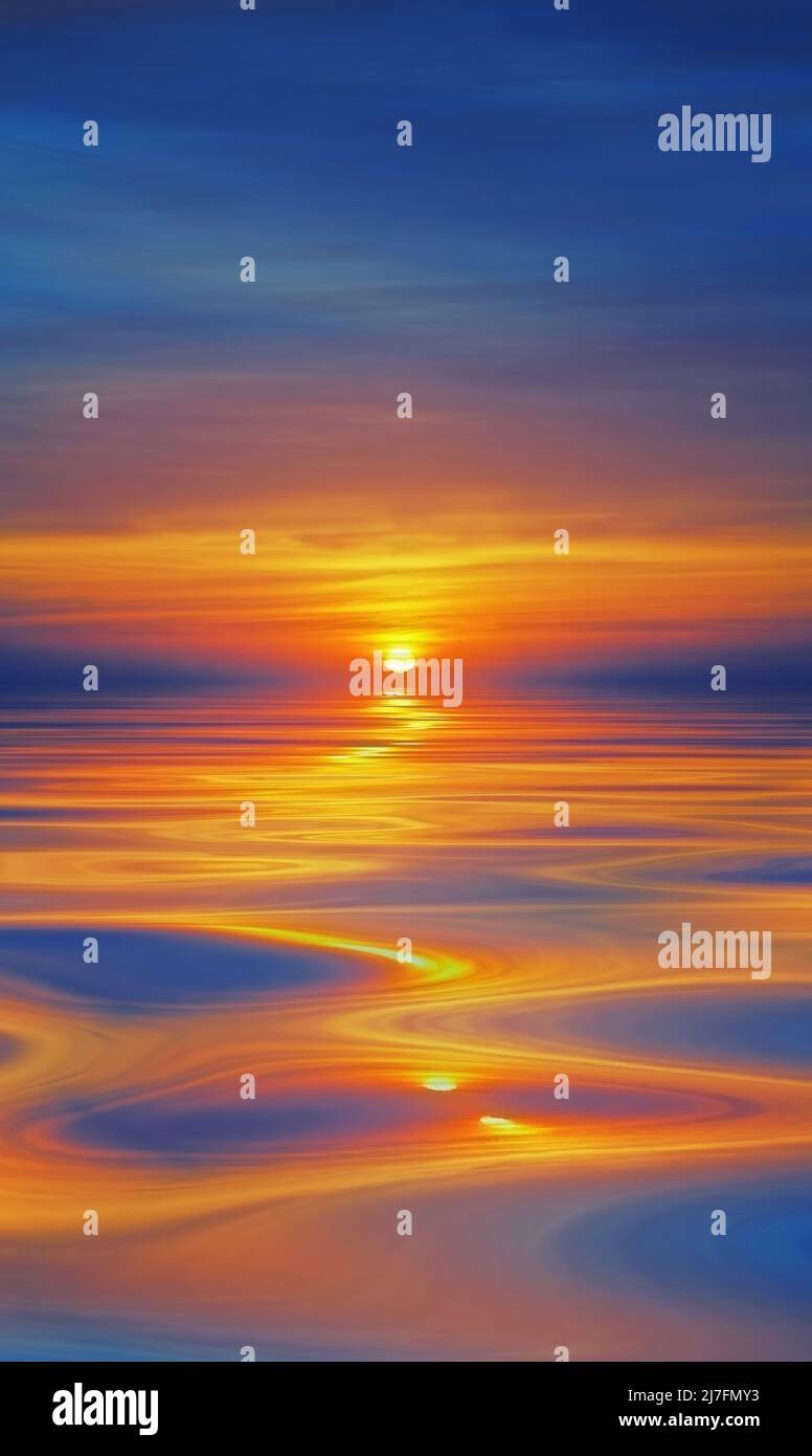 Warme Sonnenhighlights spiegeln sich auf ruhigem Wasser Stockfoto
