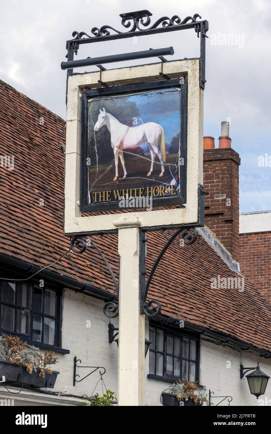 Traditionelles hängendes Pub-Schild am White Horse Public House, High Street, Alton, Hampshire, England, VEREINIGTES KÖNIGREICH. Stockfoto