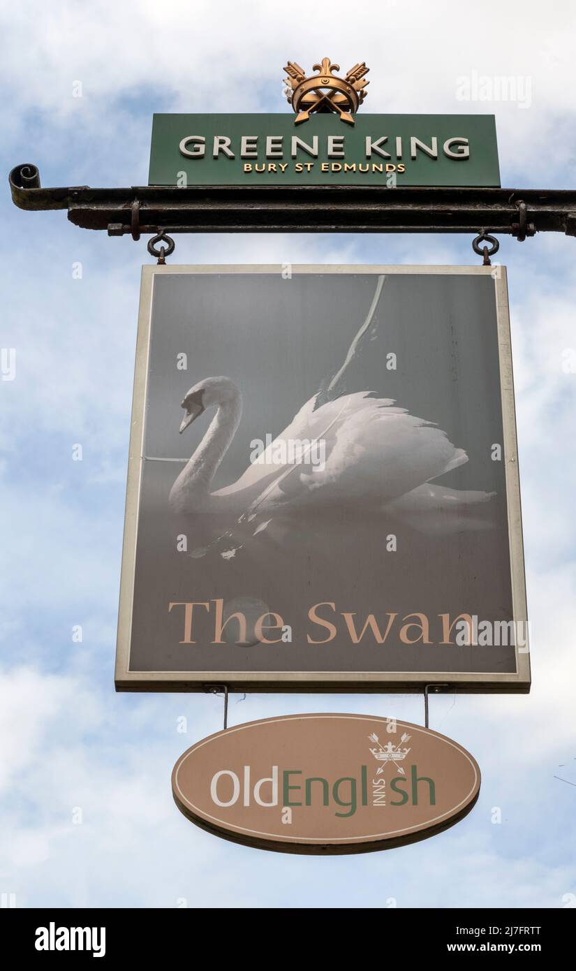 Traditionelles hängendes Pub-Schild am Swan-öffentlichen Haus und Hotel - A Greene King Inn - High Street, Alton, Hampshire, England, Großbritannien Stockfoto