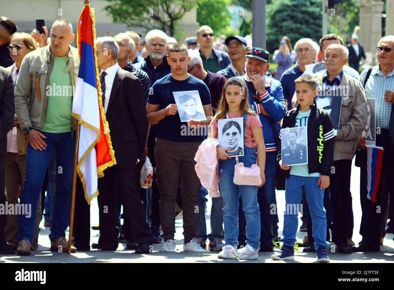 09.05.2022 Banja Luka (Republika Srpska), Bosnien und Herzegowina - das Unsterbliche Regiment marschiert am Tag des Sieges 2022 in Banja Luka. Die Nachkommen der Teilnehmer des Zweiten Weltkriegs tragen Bilder ihrer Vorfahren, die gegen den Nationalsozialismus gekämpft haben. Foto: Mladen Dragojlovic/Alamy Live News Stockfoto