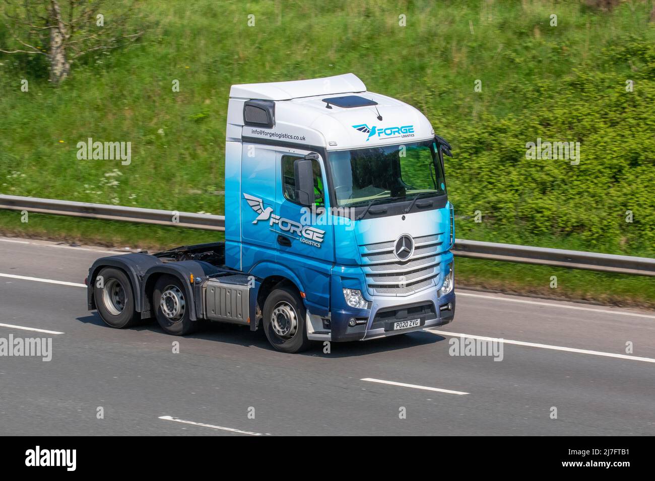 2020 blau weiß SCHMIEDE LOGISTIK Mercedes Benz Actros Traktoreinheit Antriebsstrang; Fahren auf der Autobahn M61, Manchester, Großbritannien Stockfoto