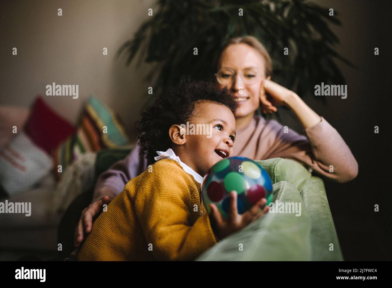 Mutter und Tochter zu Hause entspannen Stockfoto