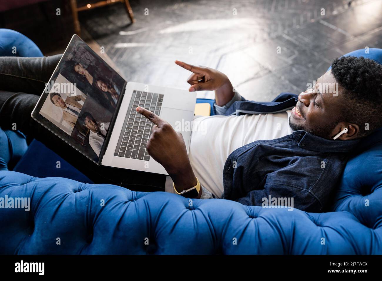 Erfolgreicher schwarzer Freiberufler, der bei einer Videokonferenz mit Kollegen online spricht. Afroamerikanische Schülerin im Gespräch mit dem Lehrer und anderen Schülern Stockfoto