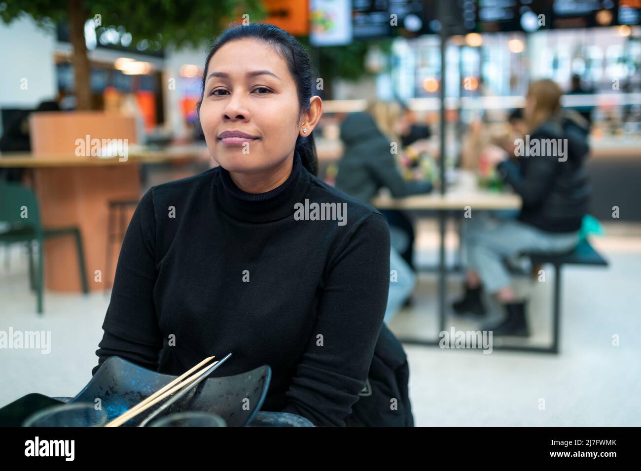 Porträt der jungen Frau im restaurant Stockfoto