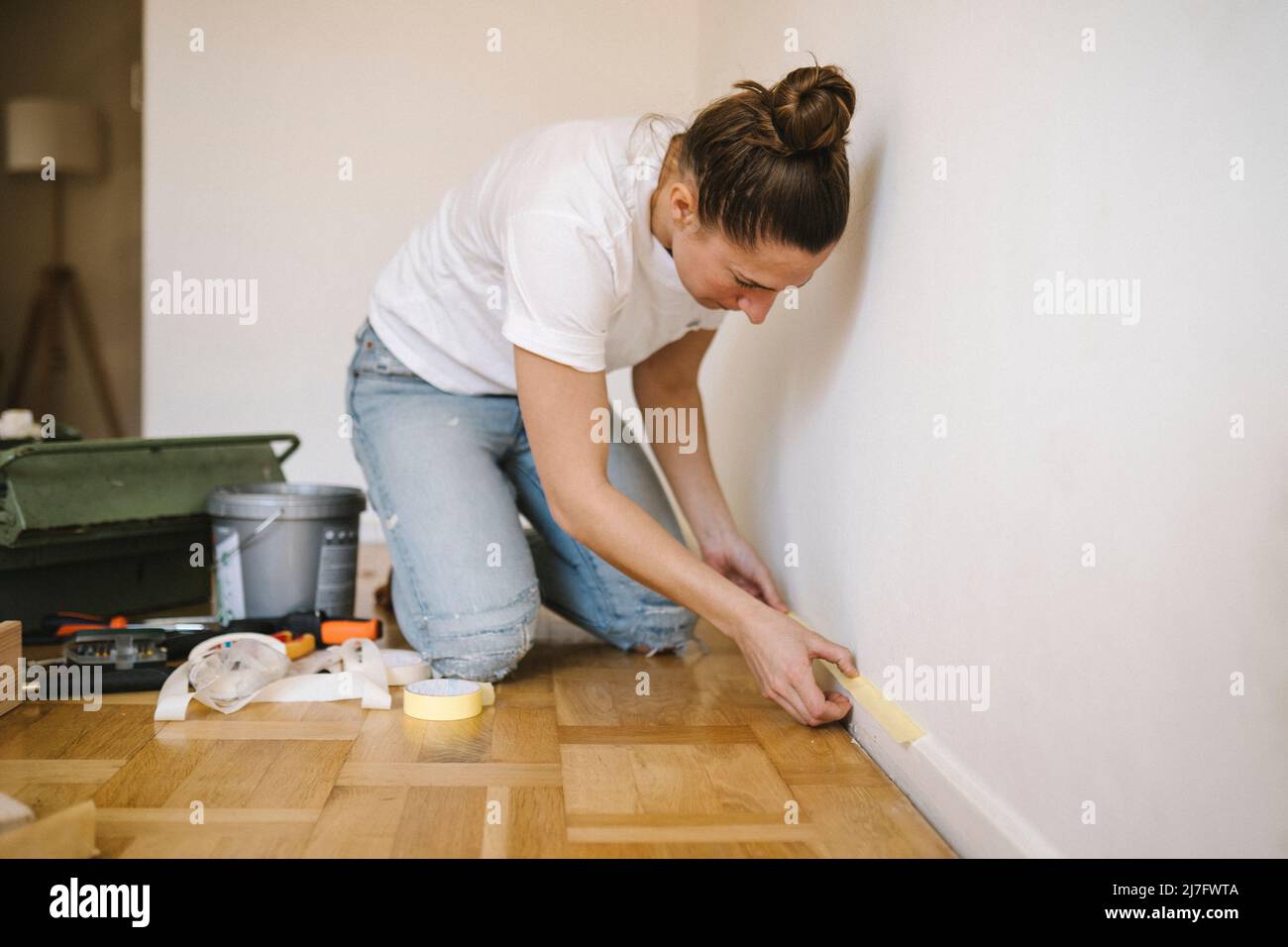 Frau renoviert das Zimmer Stockfoto