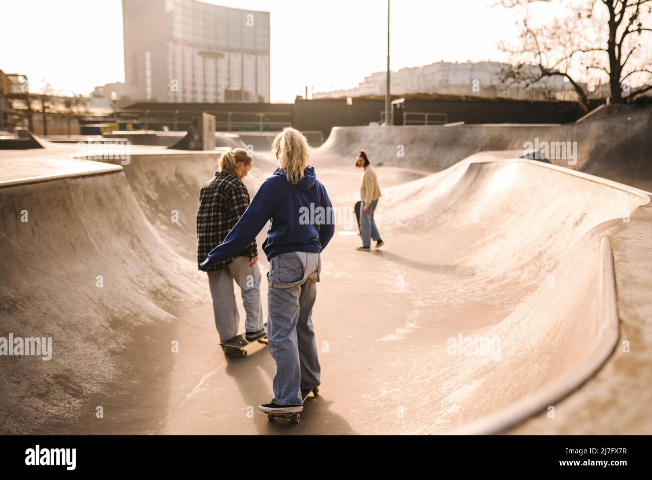 Teenager Mädchen Skateboarding im Skatepark Stockfoto