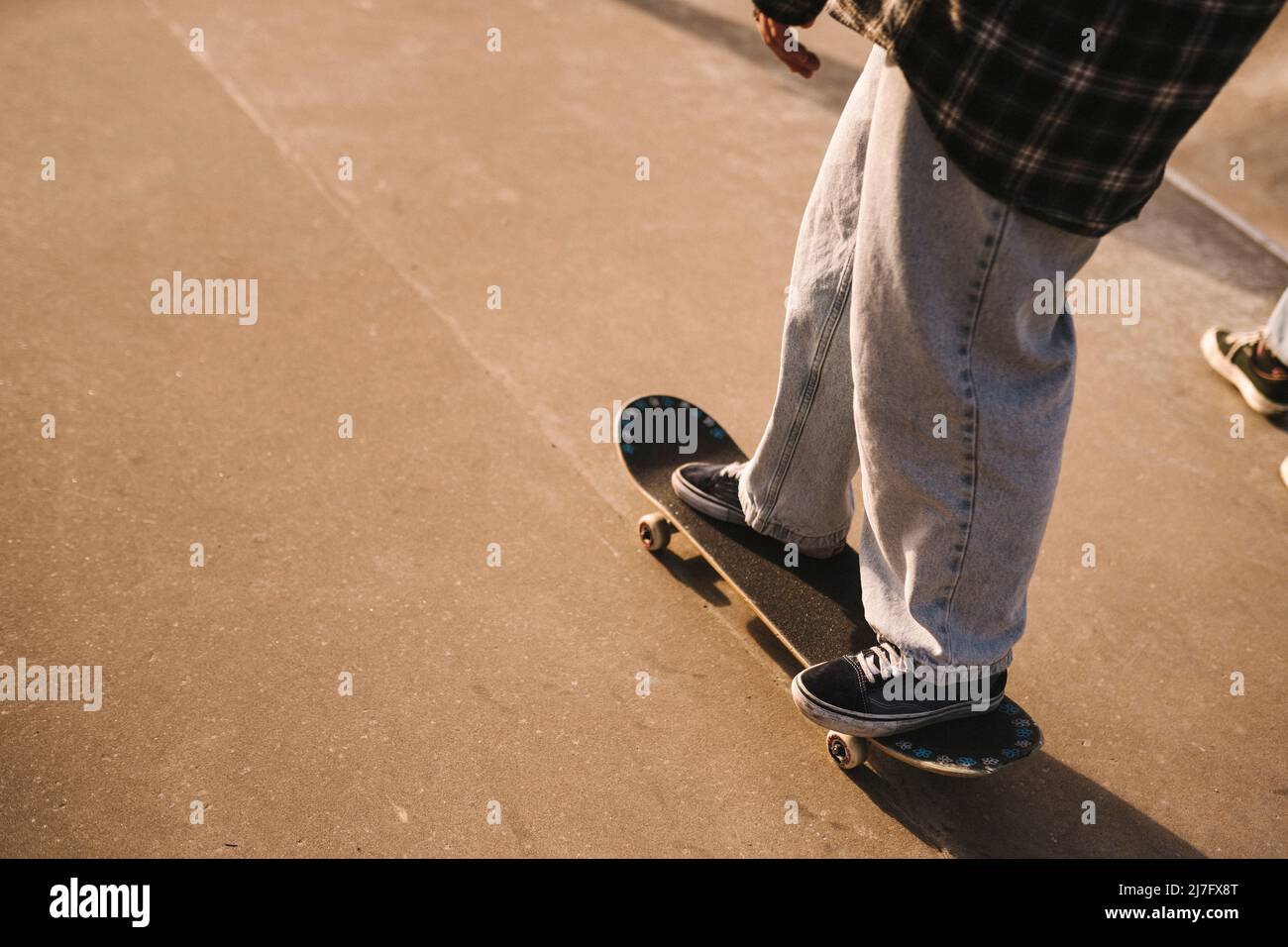 Beine von Mädchen im Teenageralter Skateboarding Stockfoto
