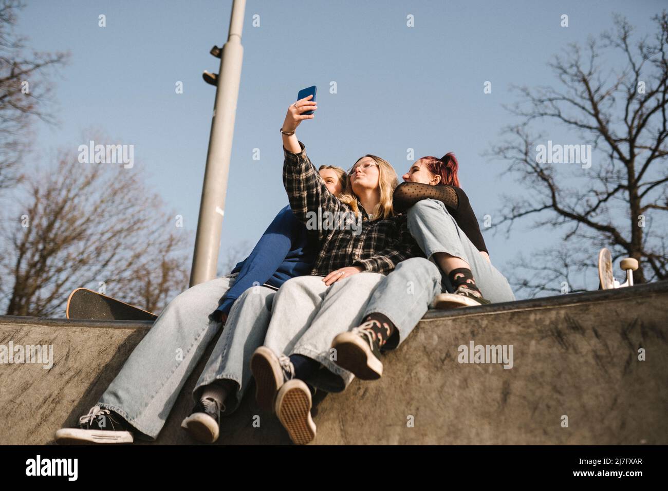 Teenager-Mädchen, die Selfie im Skatepark machen Stockfoto