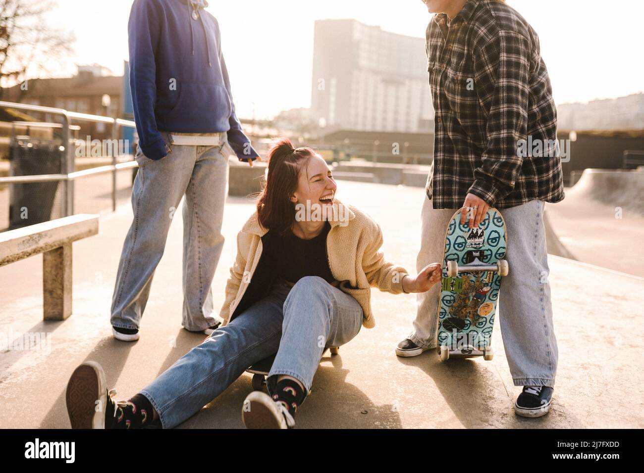 Lachende Teenager-Mädchen im Skatepark Stockfoto