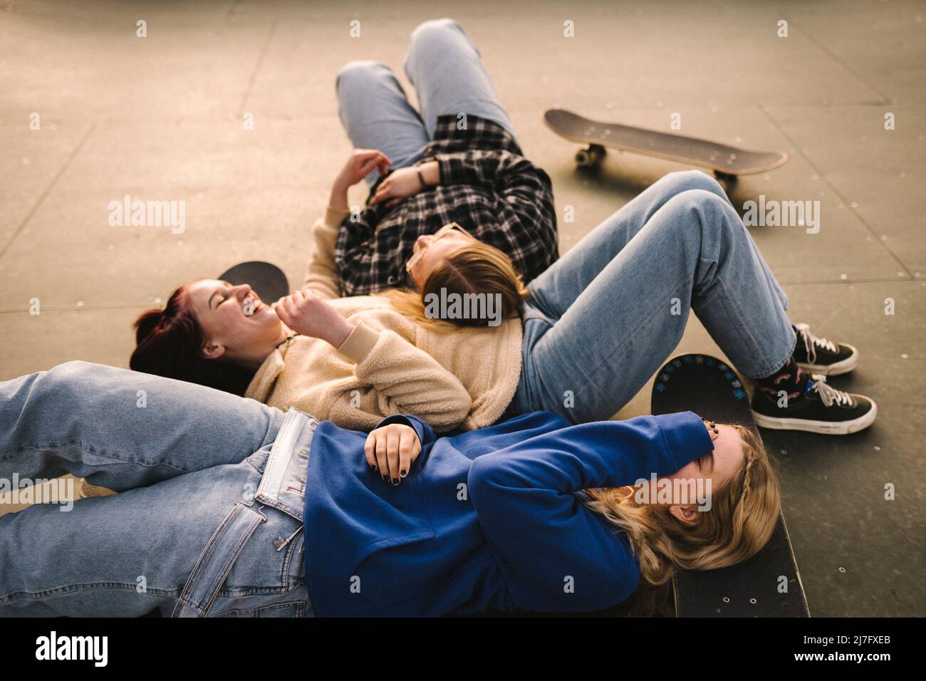 Teenager-Mädchen mit Skateboards entspannen im Skatepark Stockfoto