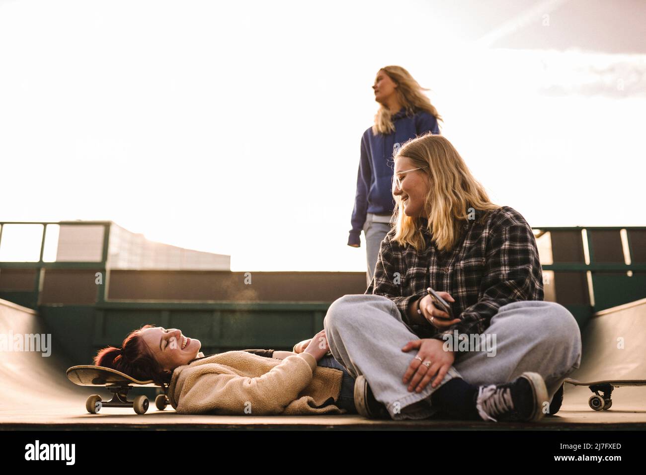 Teenager-Mädchen mit Skateboards entspannen im Skatepark Stockfoto