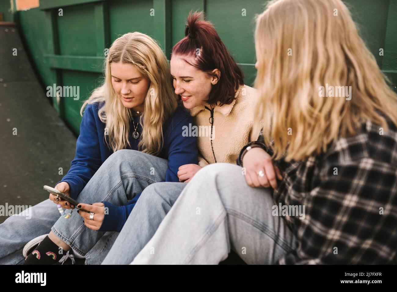 Mädchen im Teenageralter mit smart phone Stockfoto