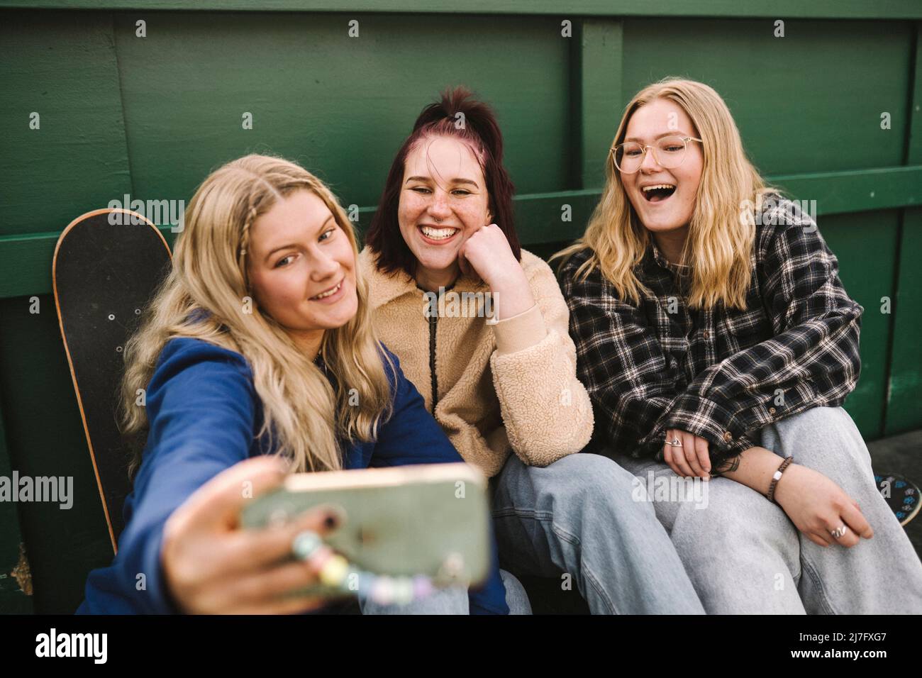 Teenager-Mädchen, die Selfie mit dem Smartphone machen Stockfoto
