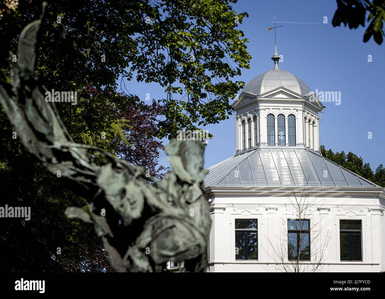 2022-05-09 10:58:40 ARNHEM - von außen aus gesehen vom Skulpturengarten des Museums Arnhem, das nach fünf Jahren wieder seine Türen öffnet. Das Museum ist seit 2017 wegen einer umfangreichen Renovierung geschlossen, die langsam in die Jahre gekommen ist. ANP SEM VAN DER WAL niederlande Out - belgien Out Stockfoto