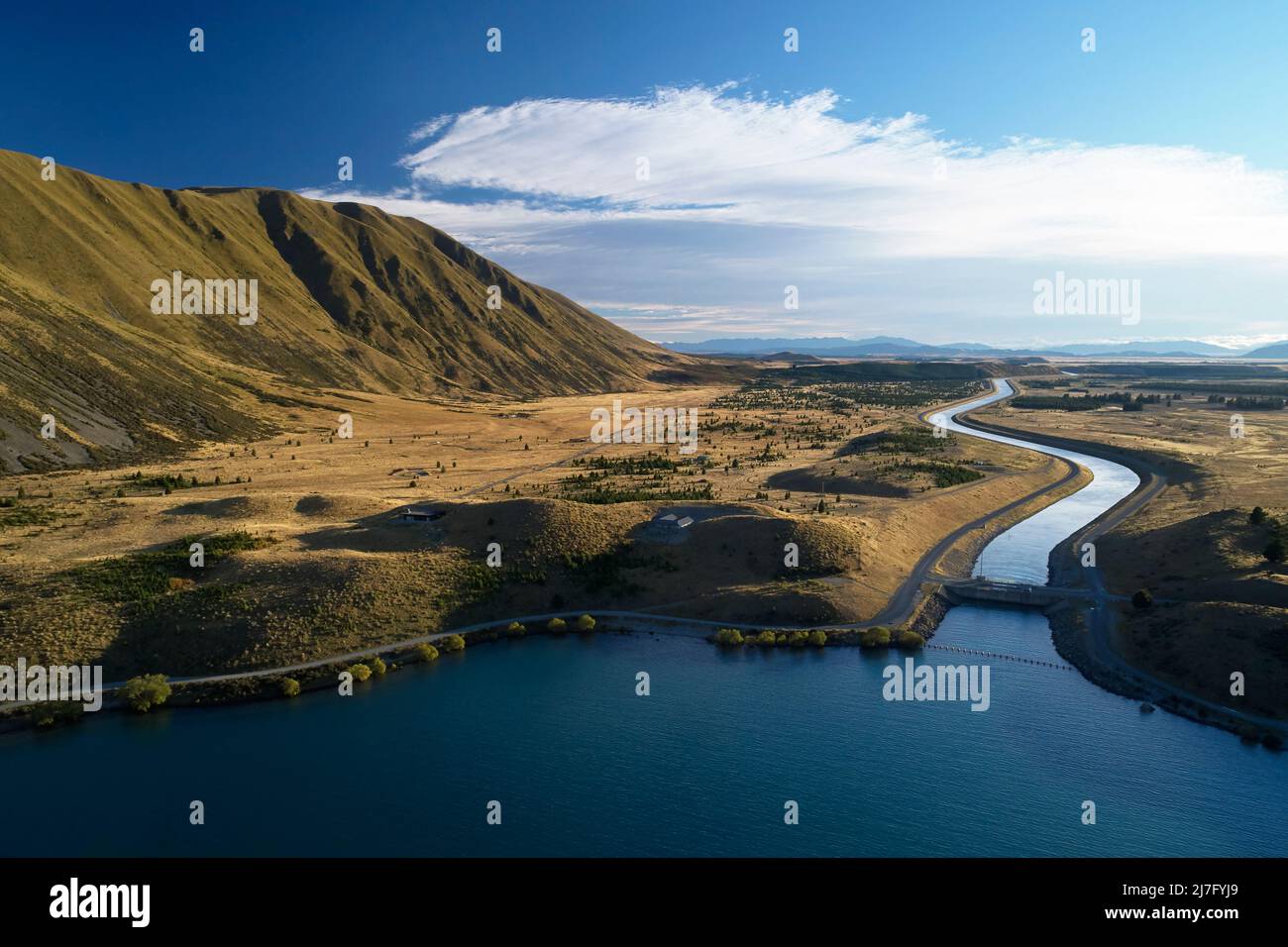 Lake Ohau, Ohau Canal und Ben Ohau Range, in der Nähe von Twizel, Mackenzie Country, Canterbury, South Island, Neuseeland - Drohnenantenne Stockfoto