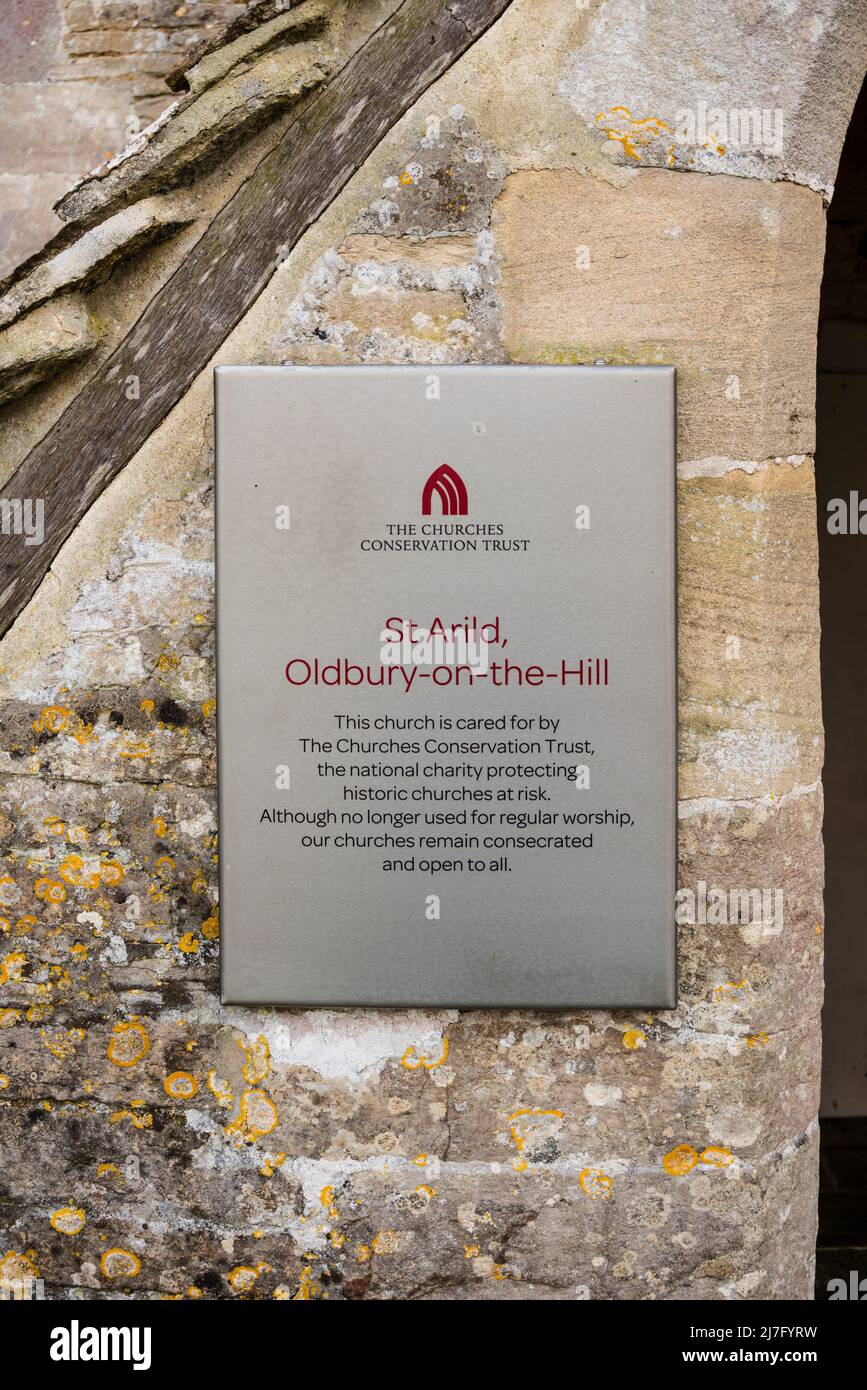 Die Tafel des Churches Conservation Trust am Eingang von St. Arild in Oldbury on the Hill, Gloucestershire, Großbritannien Stockfoto