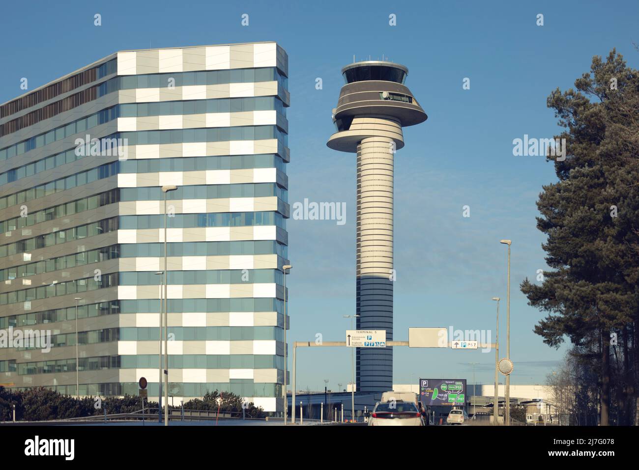 Modernes Bürogebäude und Turm Stockfoto