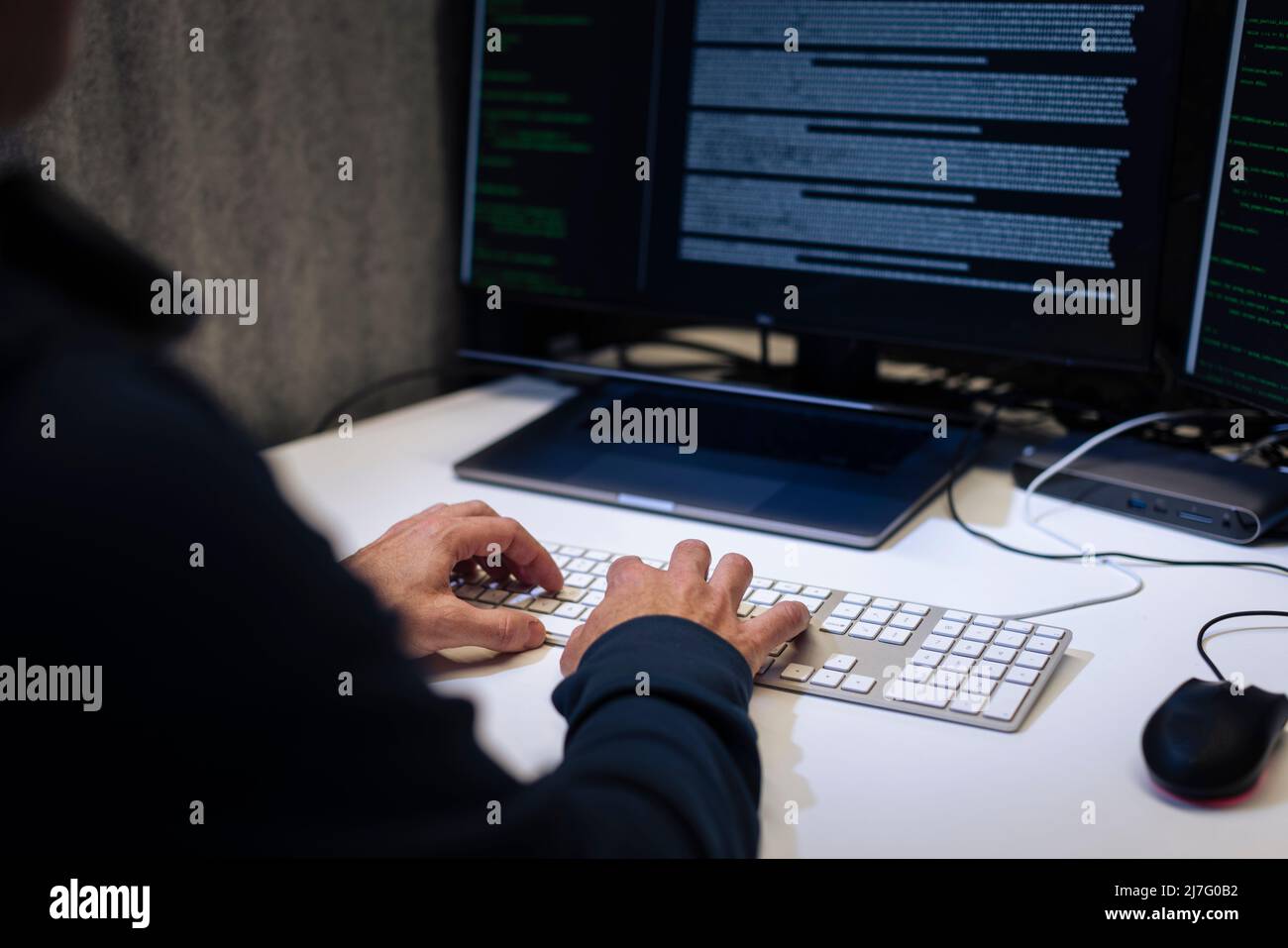 Männlicher Programmierer, der am Computer arbeitet Stockfoto
