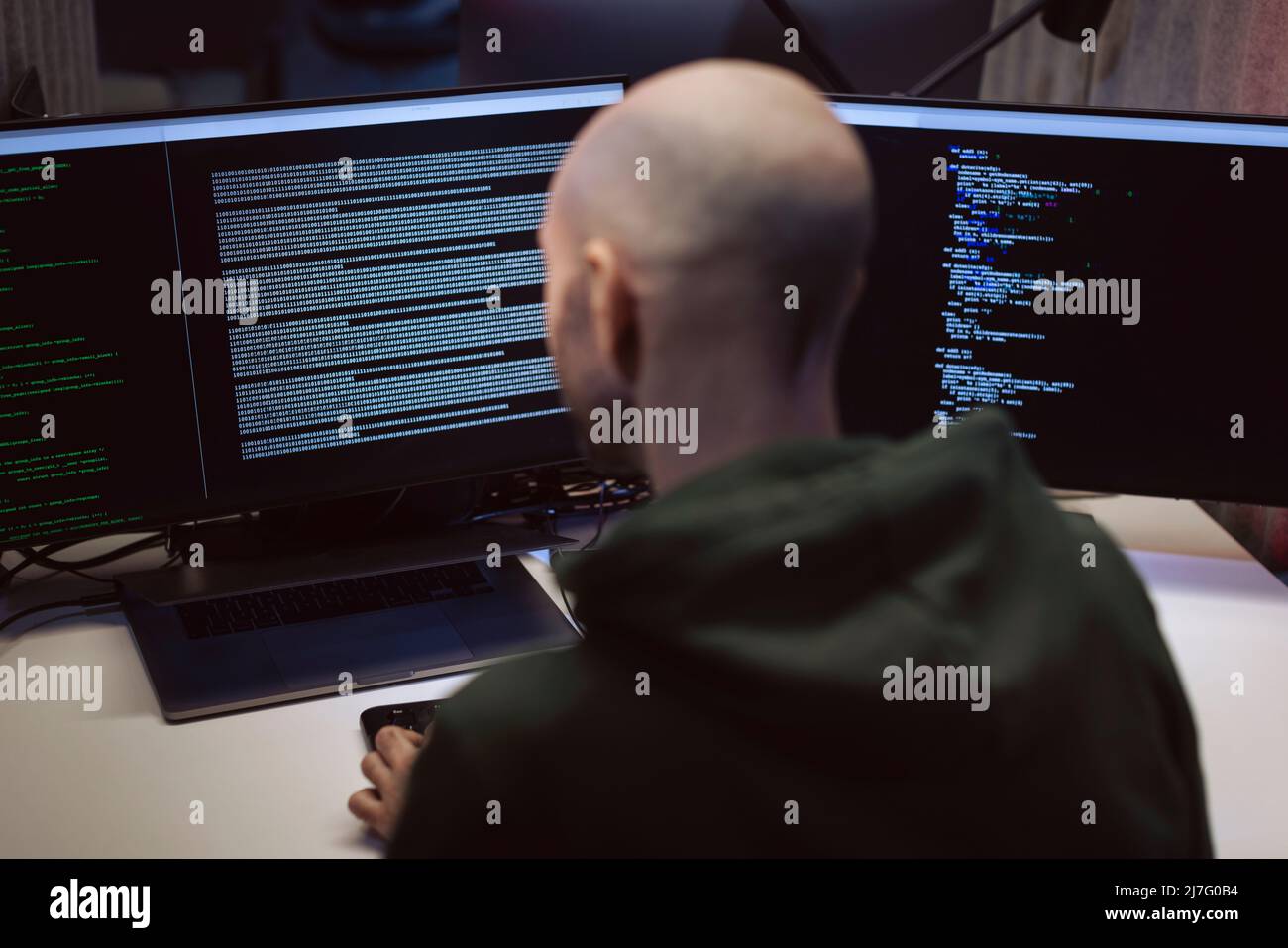 Männlicher Programmierer, der am Computer arbeitet Stockfoto