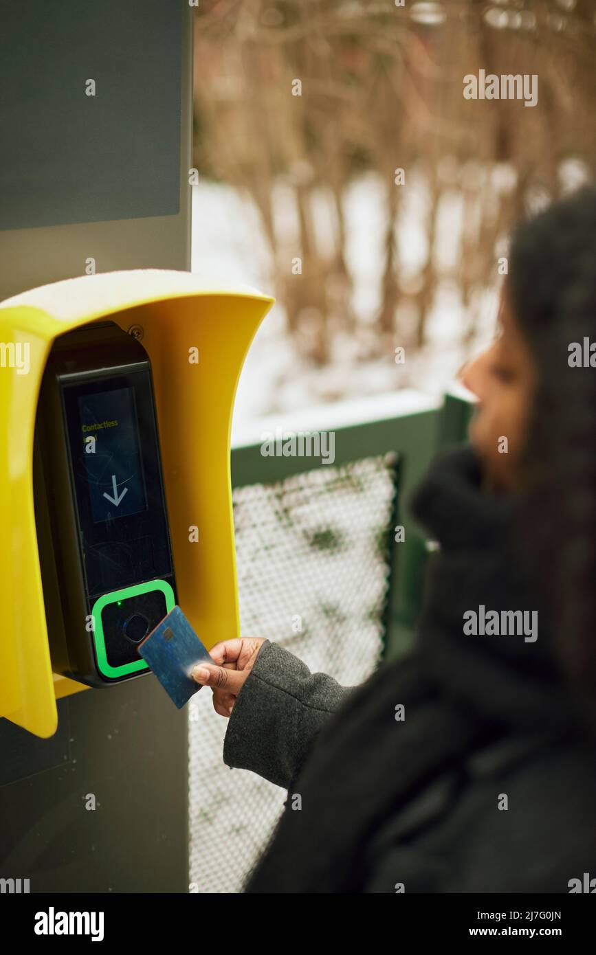 Frau, die mit Kreditkarte für das Ticket bezahlt hat Stockfoto