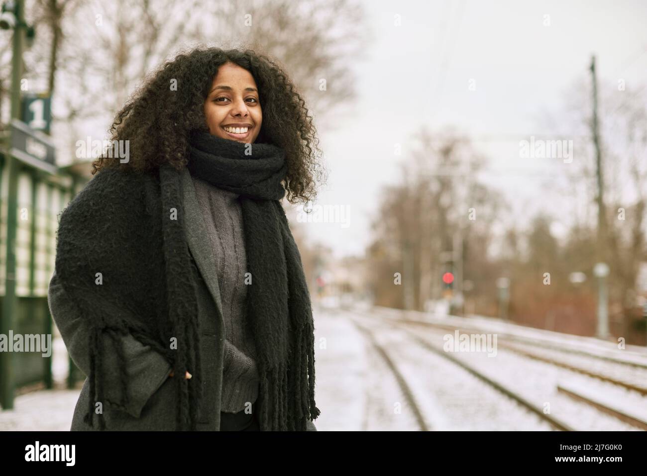 Frau am Bahnhofssteig schaute auf die Kamera Stockfoto