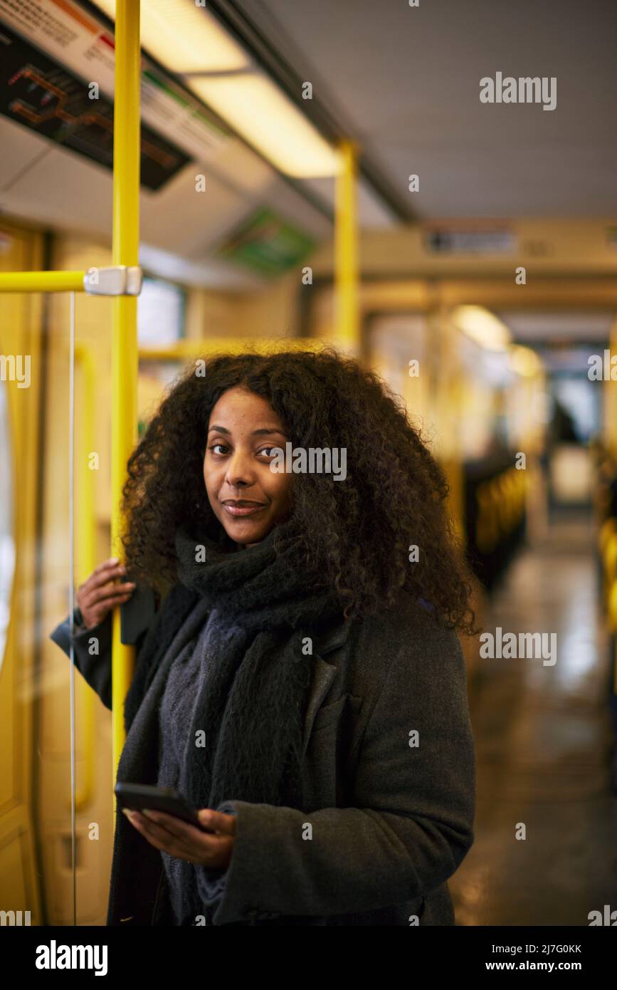 Frau im Bus mit Handy Stockfoto