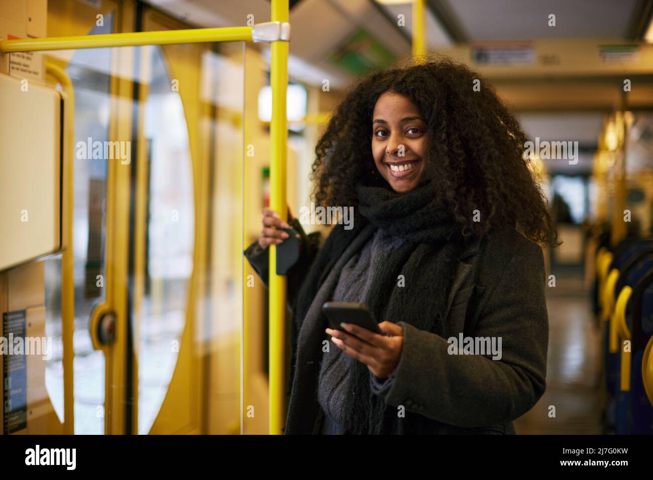 Frau im Bus mit Handy Stockfoto