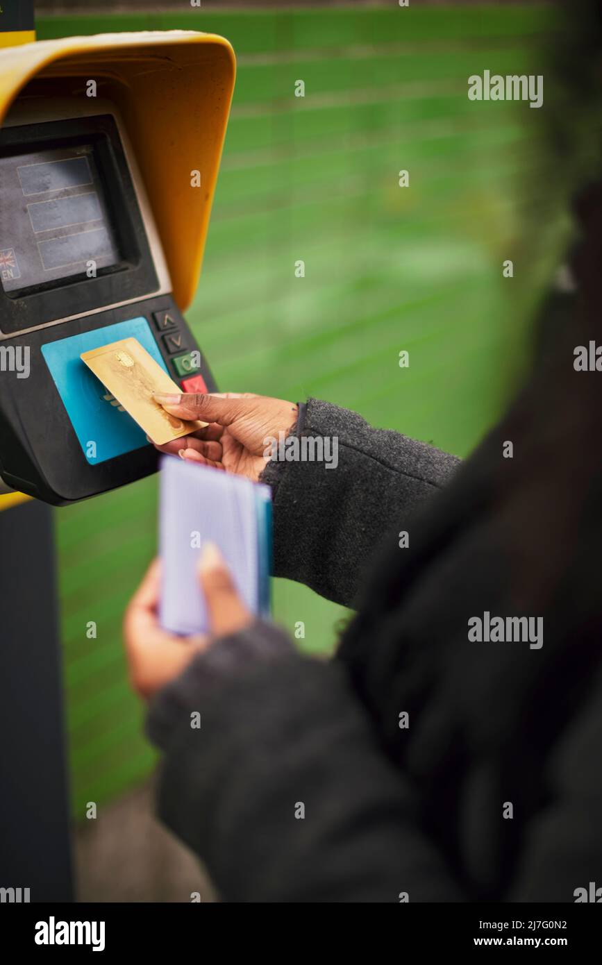 Frau, die mit Kreditkarte für das Ticket bezahlt hat Stockfoto