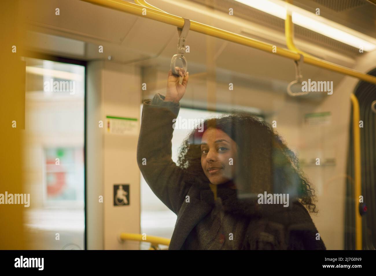 Frau im Zug schaut auf die Kamera Stockfoto
