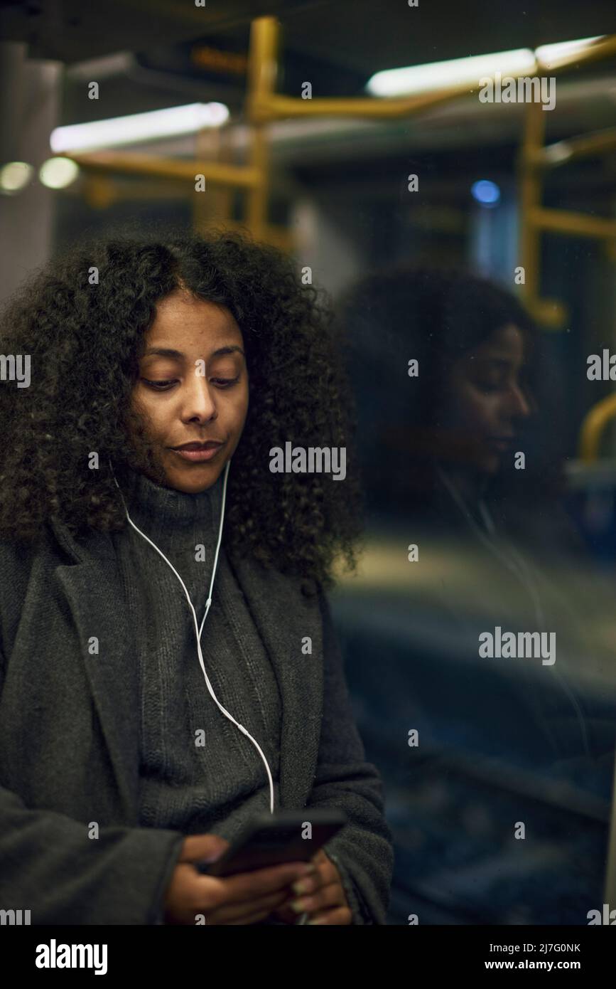 Frau im Zug mit Handy Stockfoto