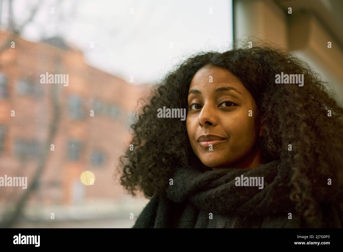 Frau, Blick in die Kamera Stockfoto