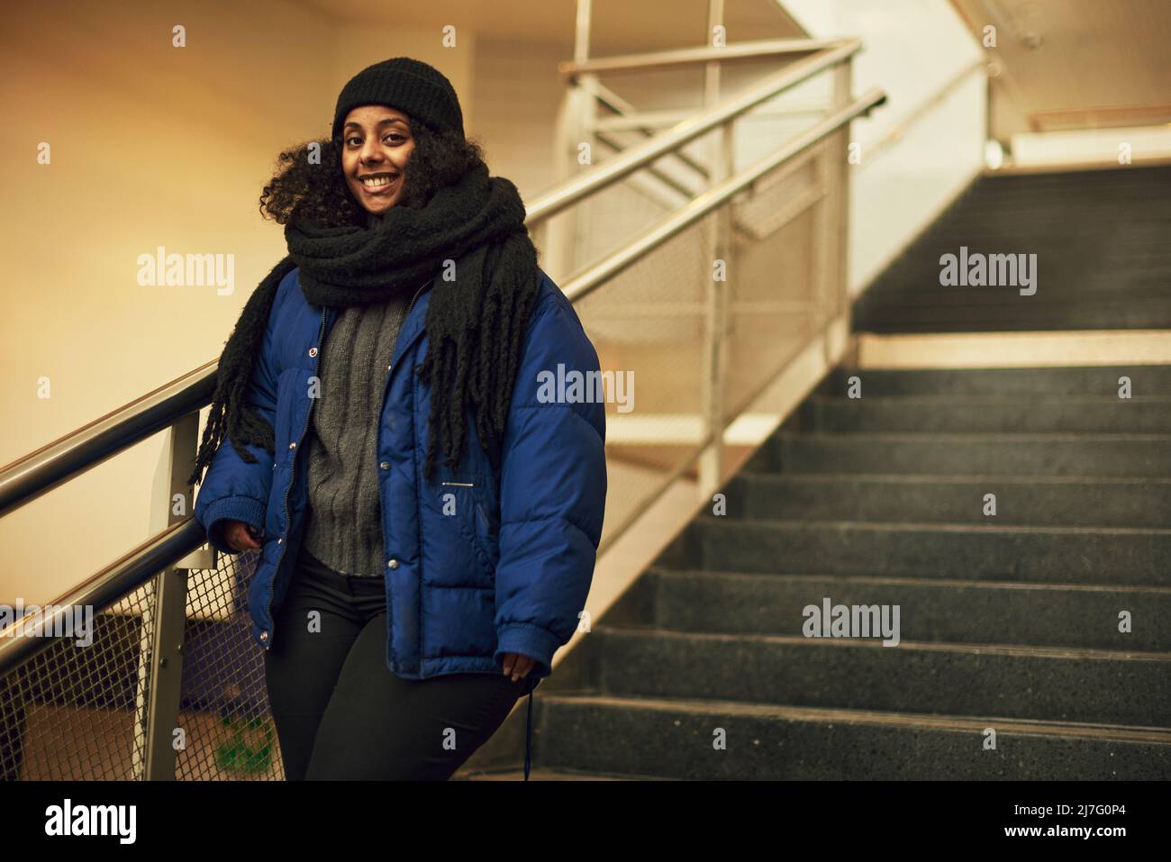 Lächelnde Frau am Bahnhof Stockfoto